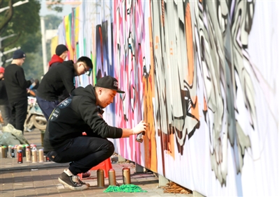 江南城區(qū)臨沅路上，涂鴉愛好者正在進行街頭涂鴉藝術(shù)創(chuàng)作