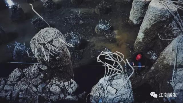 為了第二天清早不影響泥工砌筑磚胎模，夜間進行電梯井放線作業(yè)