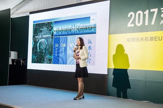 常德市江南城市發(fā)展有限公司董事副總經(jīng)理谷穗則為現(xiàn)場觀眾介紹了這個投資超過200億元、面積300萬平方、持續(xù)建設8到10年的沅水右岸如何建構城市·人·生活三者之間的關系