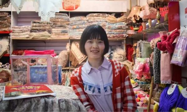 “就算現(xiàn)在橋南市場(chǎng)的經(jīng)濟(jì)一直在后退，可我覺得它是永遠(yuǎn)不會(huì)倒閉的?！保v